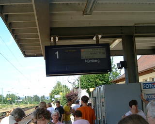 irritierte Fahrgaeste am Bahnhof