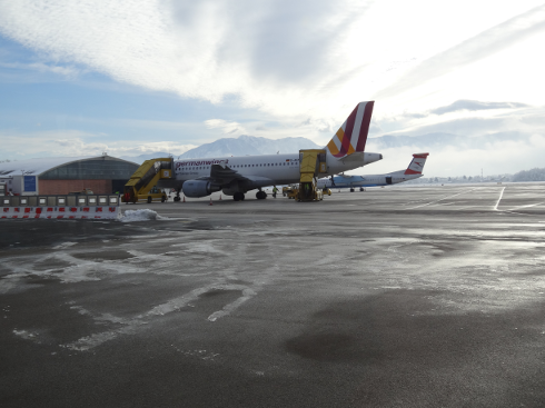 Dash 8 400 auf dem Flughafen Klagenfurt