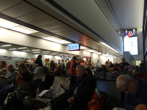 Wartesaal am Gate F02 auf dem Flughafen Wien