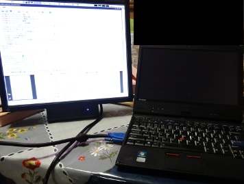 Two displays connected to the ThinkPad X220 Tablet(,the defected LCD is not used).
